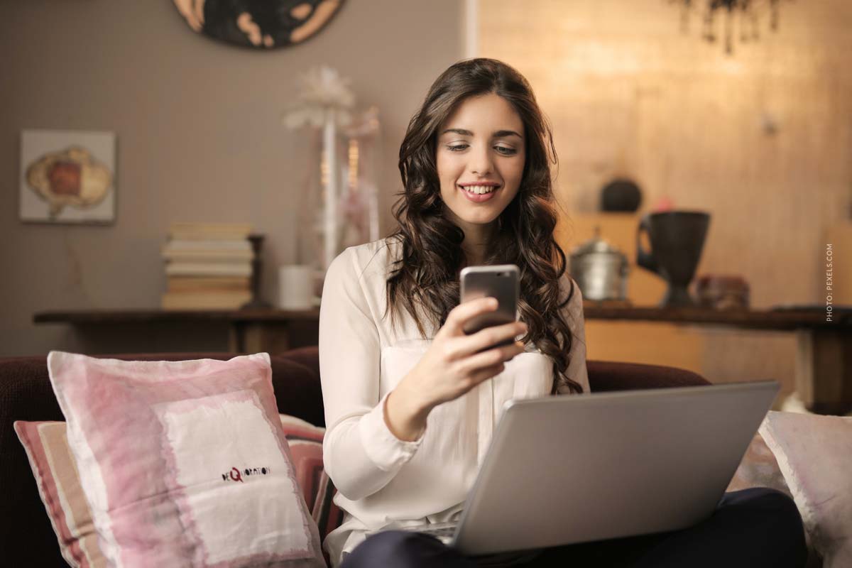 about-you-fashion.online-shop-woman-at-home-shopping