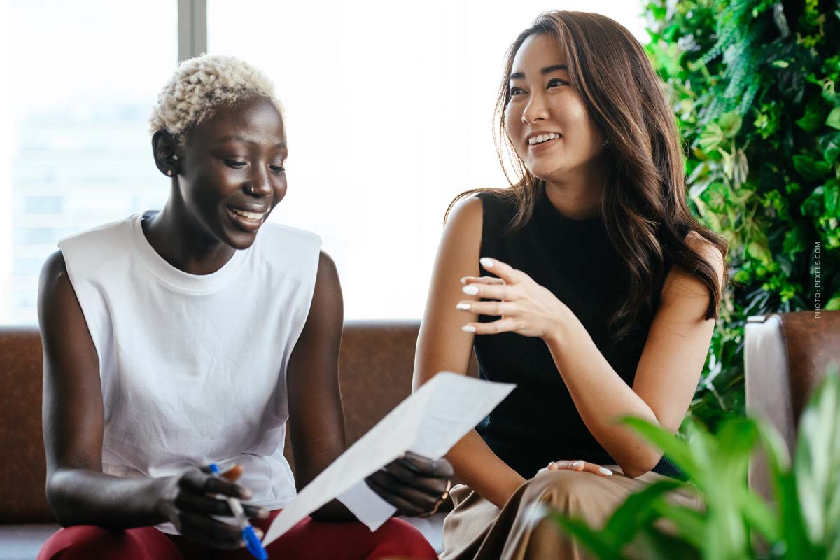 branding-marke-agentur-agency-werbung-two-girls-laughing