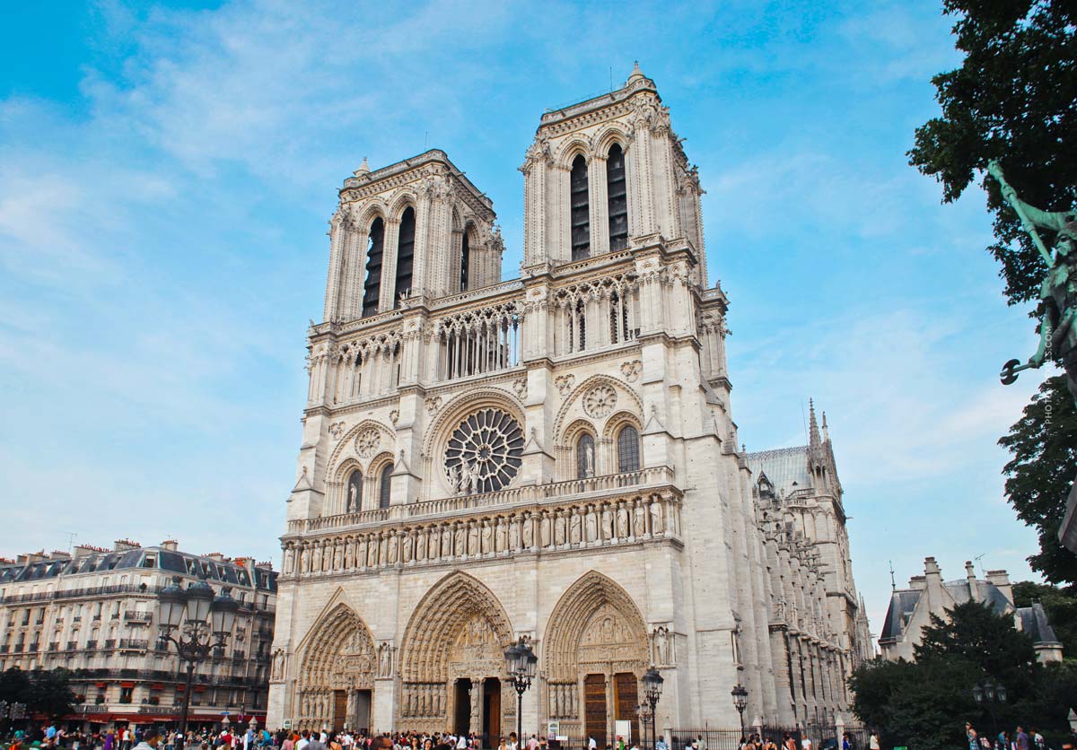 chanel-fashion-spring-summer-paris-fashion-week-video-celebreties-church-market-place-city