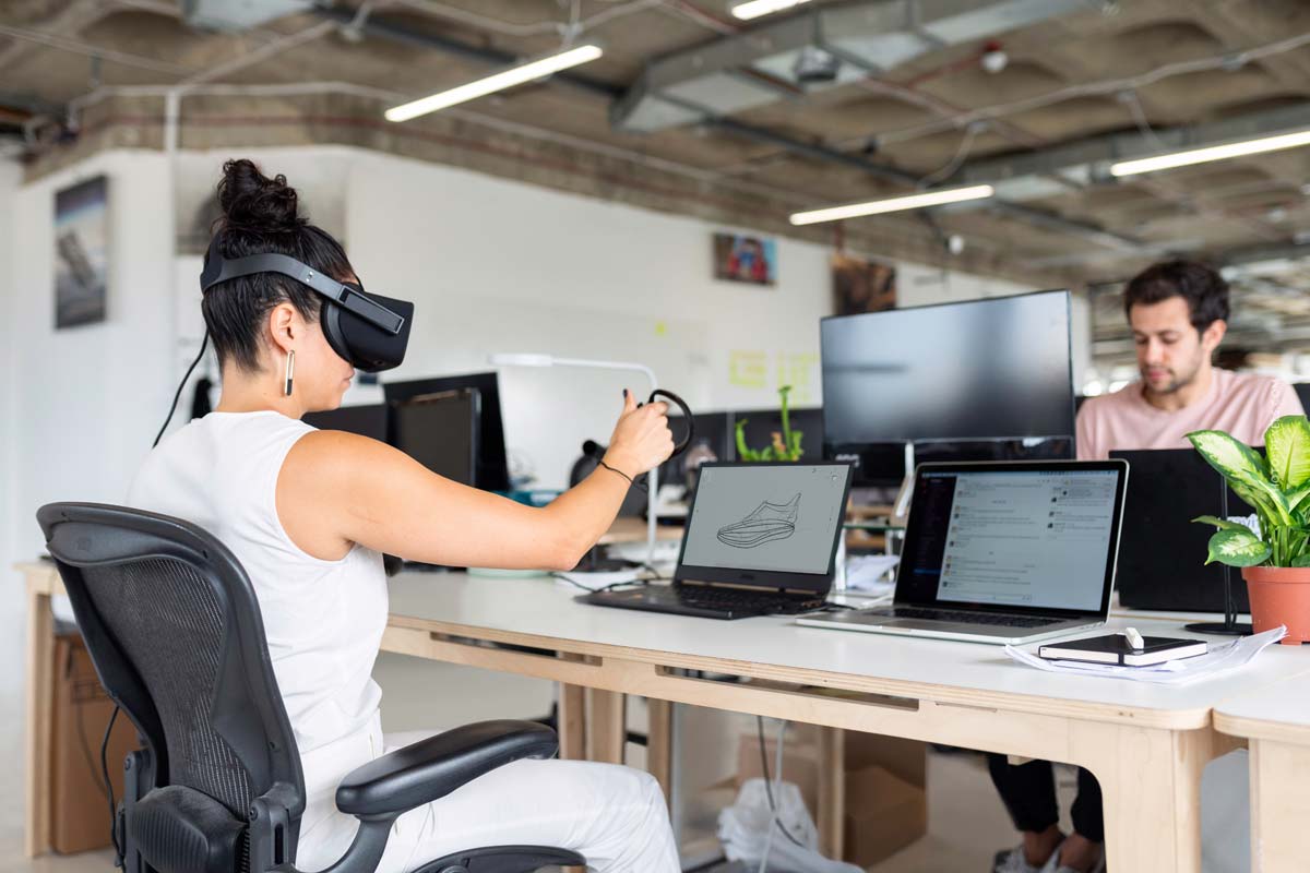 design-graphic-grafik-agentur-agency-werbung-gestaltung-woman-vr-glasses-design-shoe