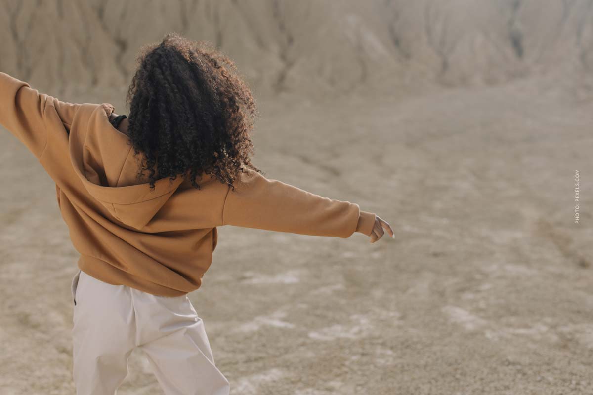 gant-fashion-brand-woman-in-beige-brown-hoodie-in-the-desert