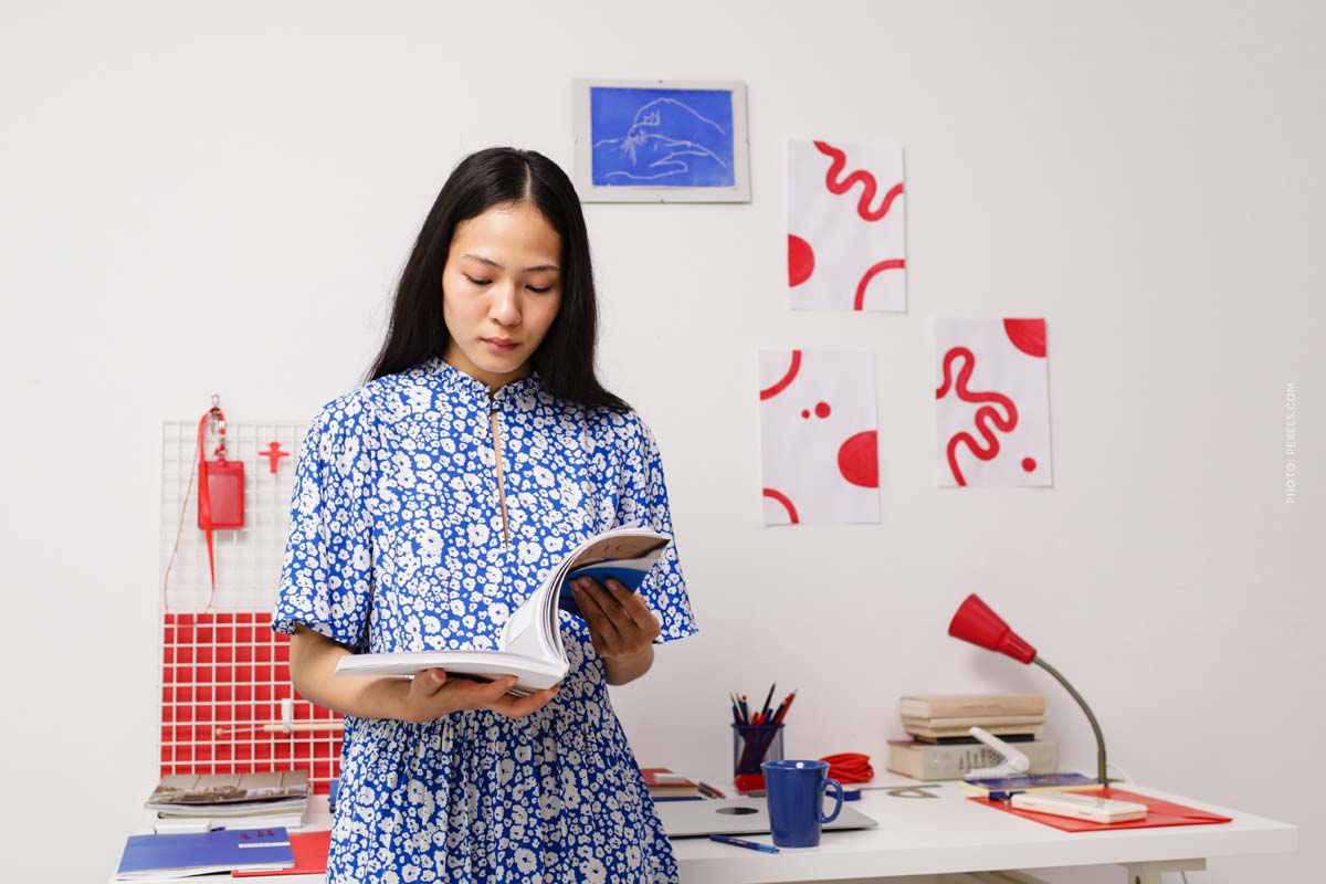 Communication agency: strategy, marketing and media - tasks kommunikationsagentur-communication-kommunikation-agentur-agency-werbung-woman-reads-design-thinking-book