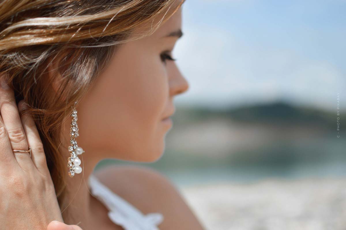 pull&bear-videos-ohrring-frau-model-ring-strand-meer